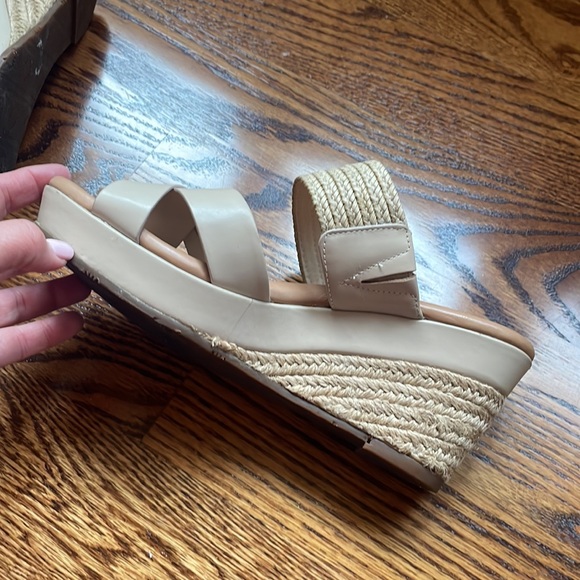 Uggs Mule Sandles, Womens size 7 in nude - Picture 4 of 6